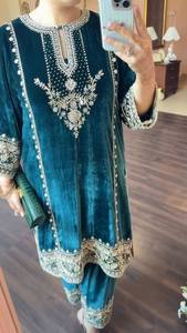 Conjunto de Salwar Kameez de Invierno de Viscosa Premium con Bordado Enriquecido y Elegante Dupatta de Organza para Fiestas - Product Image 4