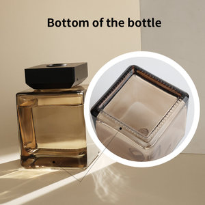 Diffuseur de parfum en verre ambré carré de luxe de haute qualité avec bouchon en bois massif noir et bâtonnets en fibre, vide et rechargeable - Product Image 3