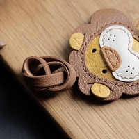 Porte-clés et breloque de sac en cuir de chèvre fait main, style rétro, motif lion de dessin animé, avec applique multicouche et détails cousus, pendentif de voiture à suspendre au rétroviseur