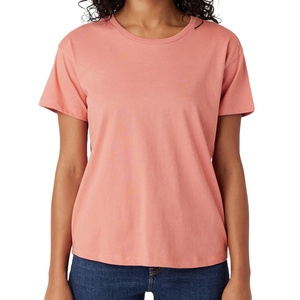 T-shirt chic et moderne pour femme, conçu pour une liberté de mouvement naturelle, avec une apparence équilibrée et un style confortable au quotidien - Product Image 3