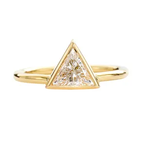 Ajuste de bisel banda delgada 0.5ct/1ct DEF moissanite solitario triángulo anillo de oro diseño con una piedra