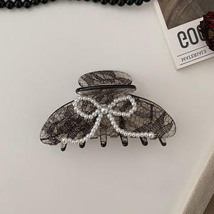 Pince à cheveux moyenne en acétate avec nœud perlé et motif en dentelle, style griffe de requin - Product Image 4