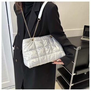 Sac fourre-tout matelassé noir avec bandoulière chaîne, en polyester résistant à l'eau, sac à bandoulière pour femme, usage quotidien, toutes saisons - Product Image 5