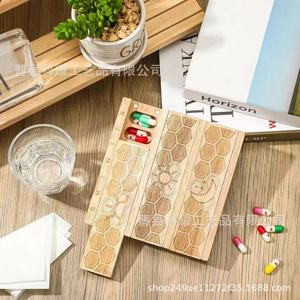 Boîte à pilules en bois avec couvercle, compartiments gravés pour une utilisation matin, midi, soir, étui de rangement portable pour médicaments - Product Image 1