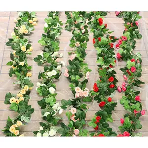 2024 गर्म बिक्री गुलाब की माला कृत्रिम लटकते फूल बेलें रेशम सजावटी फूल और पुष्पांजलि शादी