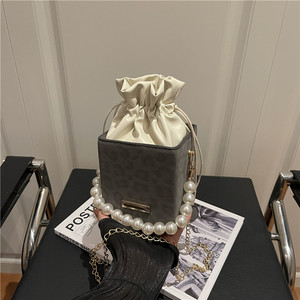 New Style Distinctive Casual Fashionable Simple Shoulder <strong>Small</strong> Square <strong>Bucket</strong> <strong>Bag</strong> Fashionable Pearl Chain Crossbody <strong>Women's</strong> <strong>Bag</strong> - Product Image 4