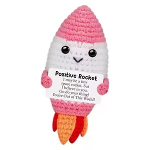 Cadeaux amusants en crochet en forme <span class=keywords><strong>de</strong></span> fusée <span class=keywords><strong>pour</strong></span> maman, cadeaux <span class=keywords><strong>pour</strong></span> la fête des mères, cadeaux <span class=keywords><strong>pour</strong></span> les nouvelles mamans, cadeaux <span class=keywords><strong>pour</strong></span> les premiers pas, cadeaux <span class=keywords><strong>pour</strong></span> maman, décoration <span class=keywords><strong>de</strong></span> bureau artisanale mignonne - Product Image 1