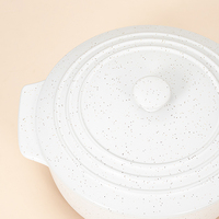 Pot à soupe en céramique blanche créative, tacheté de sésame, avec couvercle et doubles poignées.