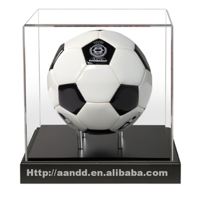 Caja de Exhibición Transparente Personalizada para Balones de Fútbol, Fabricada en Acrílico, con Base Negra - Product Image 3