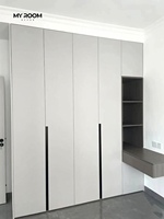 Armoire autoportante en bois massif sur mesure, rangement pratique et organisé pour la chambre à coucher