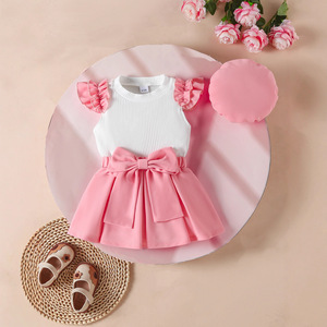 Conjunto de Tres Piezas para Bebé Niña de 0 a 3 Años, Top sin Mangas con Rayas Hundidas, Falda con Lazo de Color Sólido - Product Image 1