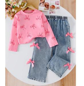 Completo OEM per Bambine 4-7 Anni: T-Shirt Corta con Stampa Farfalle e Maniche Raglan e Jeans Dritti con Elastico in Vita e Fiocco - Product Image 1