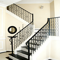 Vente en gros de balustrades de balcon carrées solides au design moderne, profilées par soudure, pour la décoration intérieure, et garde-corps d'escalier en fer forgé pour villa