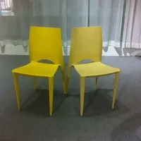 Chaise de salon et de bar moderne empilable en plastique d'extérieur sans accoudoirs confortable à haute capacité portable pour meubles de maison