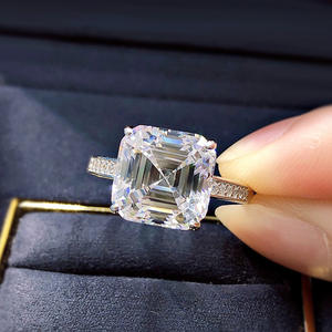 Anello di Fidanzamento F1427 per Donna in Oro Bianco con Diamante Taglio Asscher e Diamanti Laterali Naturali Colore D - Product Image 4