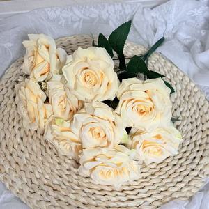 Bouquet de fleurs artificielles en soie de qualité supérieure, 9 têtes de roses diamantées, réalistes, décoration de centre de table de mariage de luxe - Product Image 4
