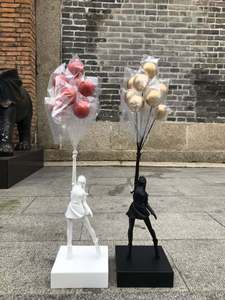 Scultura Pop Art Banksy Ragazza con Palloncino a Cuore, Statua Moderna in Resina per Arredamento Casa, Ufficio e Gallerie d'Arte - Product Image 6