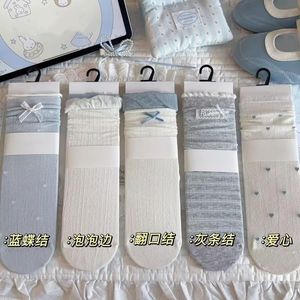 ถุงเท้าผู้หญิงทรงหลวมระดับกลางน่อง ระบายอากาศได้ดี แต่งโบว์ สไตล์บัลเลต์สำหรับฤดูใบไม้ผลิ สีเทา น้ำเงิน ขาว ลายหัวใจ ทำจากเส้นใยโพลีเอสเตอร์ - Product Image 3