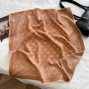 ブランドの特徴的なペイズリー柄スカーフを作成しましょう。カスタムソフトピンク＆バーガンディデザイン、デジタルプリントショール、上質なウールシルクスカーフ - Product Image 3