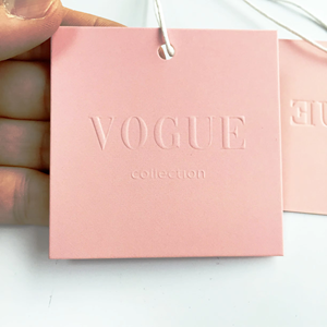 ป้ายห้อยเสื้อผ้า รองเท้า กระเป๋า แบบสวิง ทำจากกระดาษสีชมพู เป็นมิตรกับสิ่งแวดล้อม พิมพ์โลโก้แบรนด์แบบนูนตามสั่ง - Product Image 4