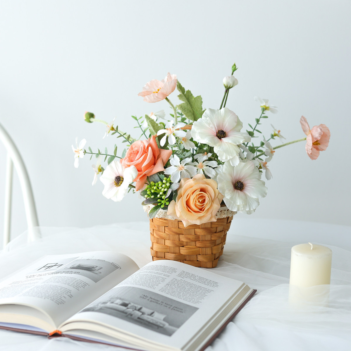 Un panier de fleurs brumeux au début de l'été