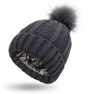Nhà Máy Bán Buôn Satin Lót Đen Xám Trắng Xanh Womens Mùa Đông Faux Fur Pom Pom Beanie Hat Còng Ấm Knit <span class=keywords><strong>Skull</strong></span> <span class=keywords><strong>Cap</strong></span> - Product Image 3