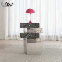 Table d'appoint de luxe pour salon de villa de style moderne, table d'appoint de chambre d'hôtel avec cadre en métal et plateau en bois, meuble d'angle décoratif