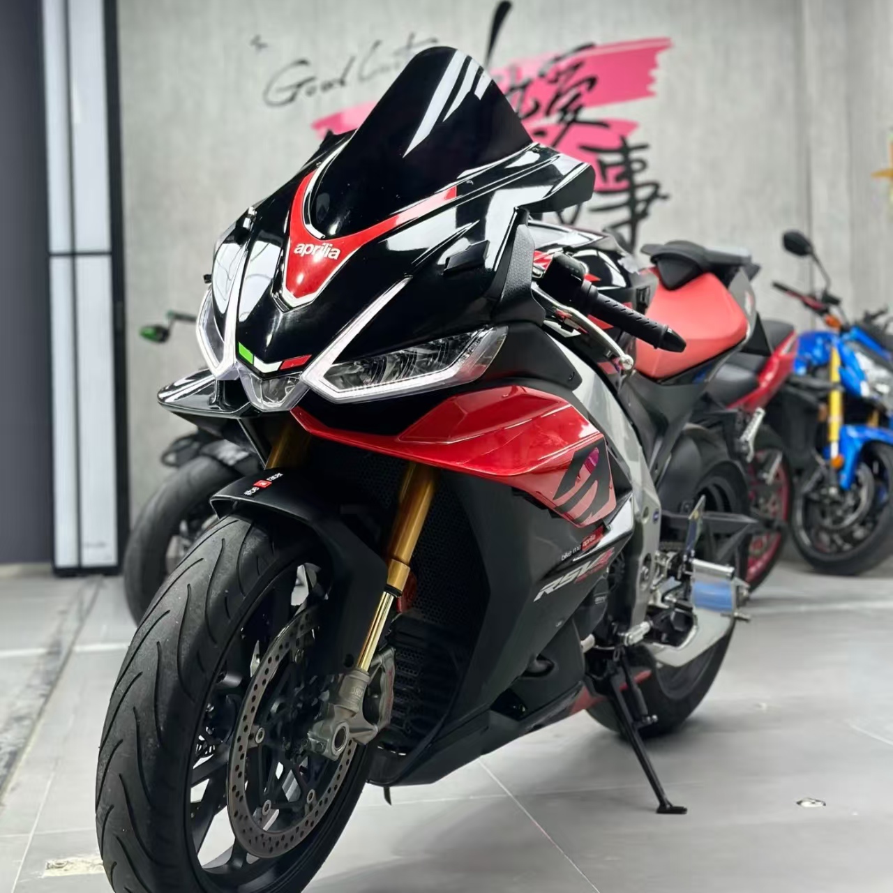 Apulia RSV4 V-Тип четырехцилиндровый двигатель бензинового топлива с несколькими режимами езды, оснащенный двухсторонней системой быстрой переключения