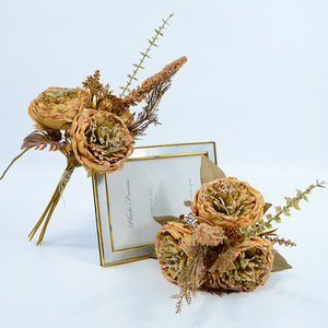 Bouquet de pivoines artificielles Dongchen Crafts, 3 têtes, fleurs en soie nouées à la main, diamètre 9 cm, blanc crème, champagne, orange, vert, caramel - Product Image 1