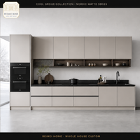 Meuble de cuisine sur mesure scandinave minimaliste laqué mat avec poignée encastrée et zone d'étagères ouvertes – Usine OEM ODM