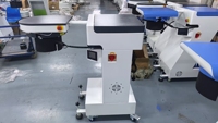 Machine industrielle automatique adaptative pour l'insertion de cordons et le passage de cordes dans les pantalons de sport