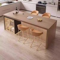 Îlot de cuisine blanc personnalisé avec comptoir en marbre artificiel, armoire à vin latérale en verre à charnières, éco-responsable pour la maison