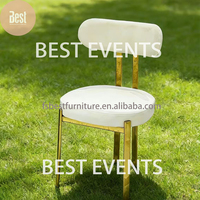 Chaise de banquet de mariage extérieure moderne de style européen avec cadre en acier inoxydable doré et assise blanche