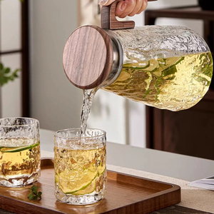 <span class=keywords><strong>Pichet</strong></span> à eau moderne en verre borosilicate texturé martelé de 1800 ml avec couvercle et poignée en noyer - Product Image 3