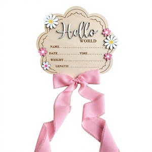 Panneau d'annonce de <span class=keywords><strong>naissance</strong></span> pour bébé fille 'Bonjour le Monde' en bois de 6 pouces, double face, à bords festonnés, avec motif 'Elle est là' et marguerite rose inversée, pour la <span class=keywords><strong>naissance</strong></span> - Product Image 1