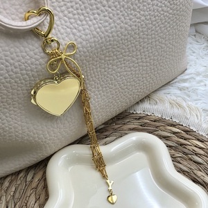 Colgante en forma de corazón con 26 letras, hecho de acero inoxidable, adecuado para guardar pintalabios, bolsillo de malla, llavero, decoración de bolso - Product Image 1