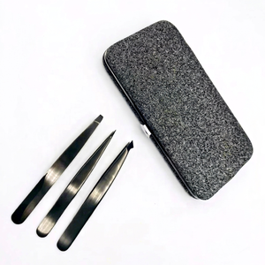 Pince à épiler cosmétique Beautivia International Black Plasma en acier inoxydable pour l'épilation des sourcils, design pointu et incliné - Product Image 1