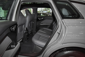 Auto Usado de Lujo a Bajo Precio en China, Au-di <span class=keywords><strong>Q4</strong></span> E Tron 2024 <span class=keywords><strong>40</strong></span> <span class=keywords><strong>Etron</strong></span> Versión Create Travel, SUV Compacto Eléctrico - Product Image 4