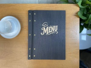 Neue Retro-Speisekartenhülle aus schwarzem Sperrholz mit geschnitztem 'Menu'-Logo, Kupfernägeln und Lederbefestigung für Restaurant- und Café-Speisekarten - Product Image 2