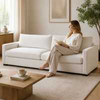 Canapé modulaire moderne ultra long en velours gris clair avec accoudoirs bas et doubles coussins, idéal pour appartement et hôtel