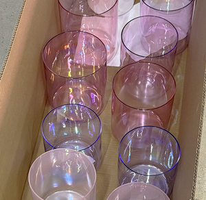 Bol chantant en cristal de quartz clair irisé Aurora, rose, violet, arc-en-ciel, pour la guérison sonore, la méditation et le yoga - Product Image 6