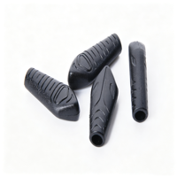 Ajusteur de cordon en plastique noir de forme elliptique avec texture rainurée pour le serrage de cordes et de sangles