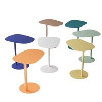 Table d'appoint de salon gain de place : une solution compacte de table basse pour les appartements et les maisons à espace limité