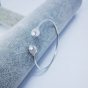 กำไลข้อมือเงินแท้ 925 ชุบแพลตตินัม ประดับเพทายสีชมพู รูปพระจันทร์ ดีไซน์ทันสมัยสำหรับผู้หญิง แบบกลวง ยืดหยุ่น รุ่น <span class=keywords><strong>BR075</strong></span> - Product Image 3