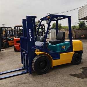 Chariot élévateur diesel Komatsu FD30 d'occasion de 3 tonnes avec déplaceur latéral hydraulique, pneus pleins, mât à deux étages, dimensions des fourches 1220*125*50 - Product Image 5