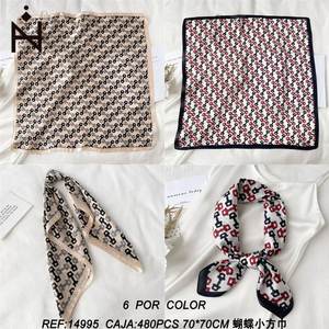 Sciarpa quadrata N 70x70 cm con motivo geometrico, accessorio di moda per donna - Product Image 1