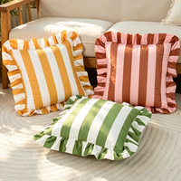 Nouvelle housse de coussin en polyester personnalisée en gros, motif rayé vertical, avec bord festonné