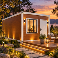 Maison préfabriquée rectangulaire moderne en conteneur, mini-maison extérieure avec mur en panneaux de bois, fenêtre en verre et terrasse en bois