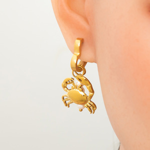 Pendientes Huggie con Diseño de Concha de Perla y Sol, Chapados en Oro de 18K, de Acero de Titanio, para Uso Diario de Mujer - Product Image 4