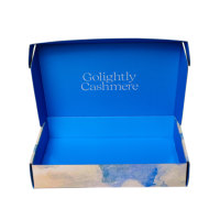 Boîte d'expédition personnalisée bleu brumeux de luxe avec logo en relief, boîte d'emballage en carton ondulé pour vêtements et cadeaux haut de gamme